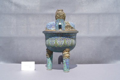 Een grote Chinese driepotige cloisonn&eacute; wierookbrander met deksel, Qianlong