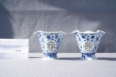 Een paar zeldzame Chinese blauw-witte drielobbige dubbelwandig opengewerkte libation cups, Qianlong