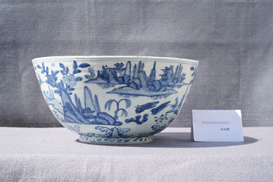 Un grand bol en porcelaine de Chine en bleu et blanc &agrave; d&eacute;cor d'un paysage fluvial, Ming