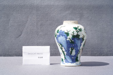 Un vase en porcelaine de Chine wucai &agrave; d&eacute;cor de 'Hongfu', &eacute;poque Transition