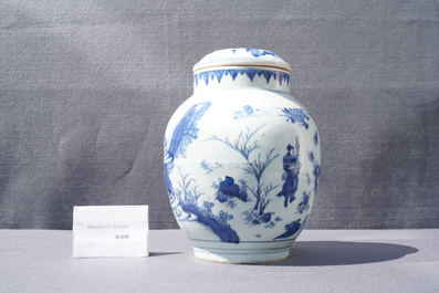 Un pot couvert en porcelaine de Chine en bleu et blanc &agrave; d&eacute;cor de figures dans un paysage, &eacute;poque Transition
