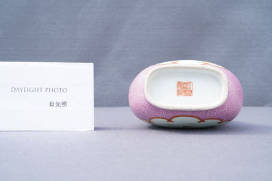 Een Chinese famille rose 'hu' vaas met roze fondkleur, Jiaqing merk, Republiek
