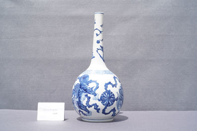 Un vase de forme bouteille en porcelaine de Chine en bleu et blanc &agrave; d&eacute;cor de lions bouddhistes, Kangxi