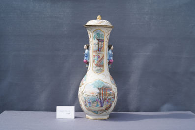 Un vase couvert en porcelaine de Chine famille rose &agrave; d&eacute;cor mandarin, Qianlong