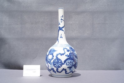 Een Chinese blauw-witte flesvormige vaas met boeddhistische leeuwen, Kangxi