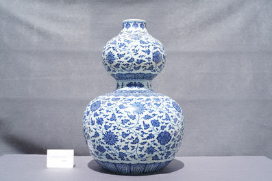 Un grand vase de forme double gourde en porcelaine de Chine en bleu et blanc, 19/20&egrave;me