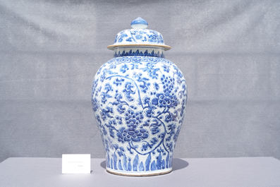 Een grote Chinese blauw-witte dekselvaas met floraal decor, Kangxi