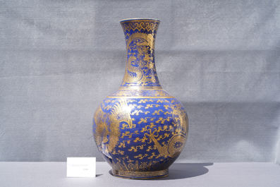 Un grand vase bouteille en porcelaine de Chine bleu monochrome &agrave; d&eacute;cor dor&eacute; de dragons et ph&eacute;nix, marque et &eacute;poque de Guangxu