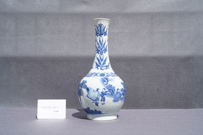 Un vase de forme bouteille en porcelaine de Chine en bleu et blanc, &eacute;poque Transition