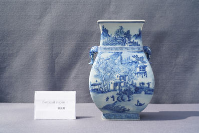 Un vase en porcelaine de Chine en bleu et blanc aux anses en forme de t&ecirc;te d'&eacute;l&eacute;phant, Qianlong