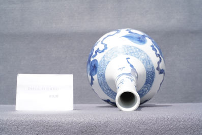 Een Chinese blauw-witte flesvormige vaas met boeddhistische leeuwen, Kangxi