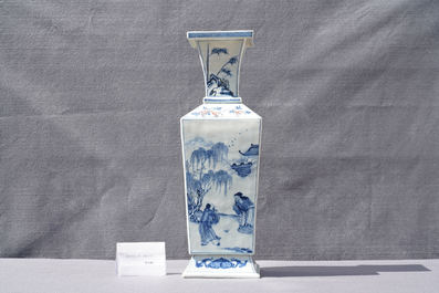 Un vase de forme carr&eacute;e en porcelaine de Chine en bleu, blanc et rouge de fer, Kangxi