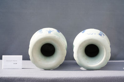 Une paire de vases en porcelaine de Chine en bleu et blanc sur fond c&eacute;ladon, 19&egrave;me