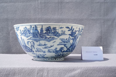 Un grand bol en porcelaine de Chine en bleu et blanc &agrave; d&eacute;cor d'un paysage fluvial, Ming