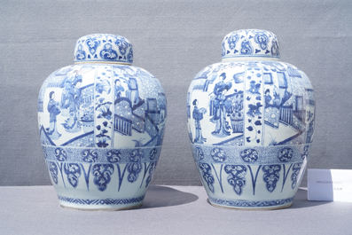 Une paire de grands pots couverts en porcelaine de Chine en bleu et blanc, Kangxi