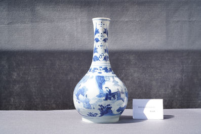 Een Chinese blauw-witte flesvormige vaas met figuren in een landschap, Transitie periode