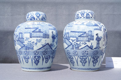 Une paire de grands pots couverts en porcelaine de Chine en bleu et blanc, Kangxi