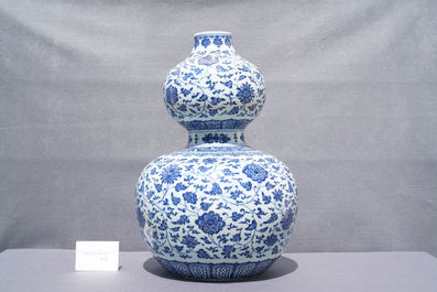 A large Chinese blue and white double gourd vase with floral scrolls, 19/20th C.