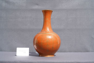 Een Chinese flesvormige vaas met verguld decor op koraalrode fondkleur, Guangxu merk en periode
