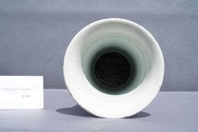 Un vase de forme 'gu' en porcelaine de Chine wucai, Shunzhi