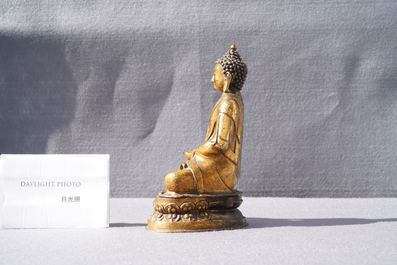 Een Sino-Tibetaanse vergulde bronzen figuur van Boeddha Shakyamuni, 18/19e eeuw