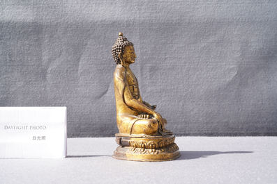 Une figure de Bouddha Shakyamuni en bronze dor&eacute;, Sino-Tibet, 18/19&egrave;me