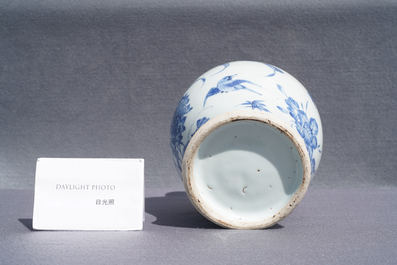 Un vase en porcelaine de Chine en bleu et blanc &agrave; d&eacute;cor d'oiseaux, &eacute;poque Transition