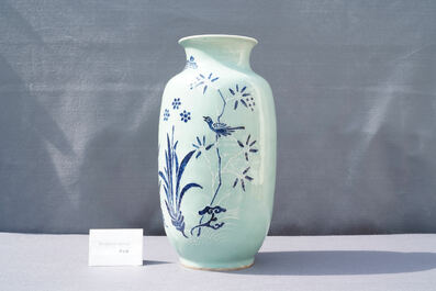 Een Chinese blauw-witte vaas met celadon fondkleur, Qianlong