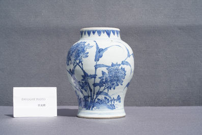 Un vase en porcelaine de Chine en bleu et blanc &agrave; d&eacute;cor d'oiseaux, &eacute;poque Transition