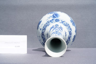 Un vase de forme bouteille en porcelaine de Chine en bleu et blanc, &eacute;poque Transition