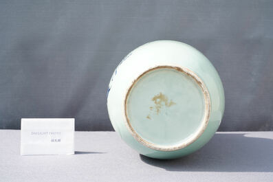 Een Chinese blauw-witte vaas met celadon fondkleur, Qianlong