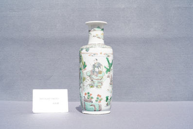 Un vase de forme rouleau en porcelaine de Chine famille verte &agrave; d&eacute;cor 'Feng shen bang', Kangxi