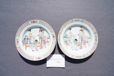 Une paire d'assiettes en porcelaine de Chine famille rose au dos rouge de rubis, Yongzheng