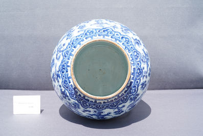 Un grand vase couvert en porcelaine de Chine en bleu et blanc, Kangxi