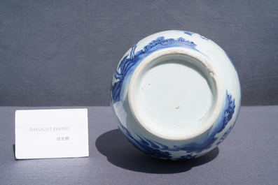 Un vase de forme bouteille en porcelaine de Chine en bleu et blanc, &eacute;poque Transition