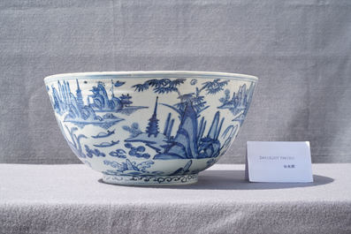 Un grand bol en porcelaine de Chine en bleu et blanc &agrave; d&eacute;cor d'un paysage fluvial, Ming