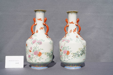 Une paire de vases en porcelaine de Chine famille rose, marque de Jiaqing, 19&egrave;me