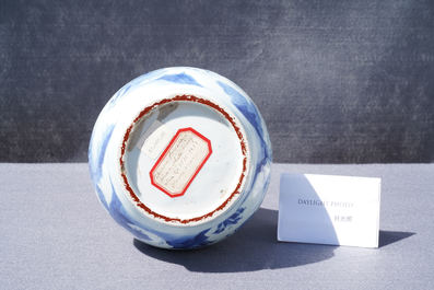 Un vase de forme bouteille en porcelaine de Chine en bleu et blanc, &eacute;poque Transition