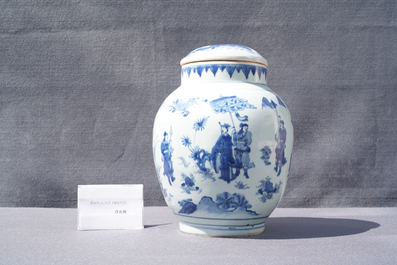 Een Chinese blauw-witte dekselpot met figuren in een landschap, Transitie periode