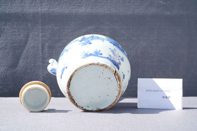 Une grande verseuse &agrave; vin couverte en porcelaine de Chine en bleu et blanc, &eacute;poque Transition