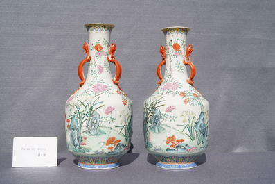 Une paire de vases en porcelaine de Chine famille rose, marque de Jiaqing, 19&egrave;me