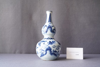 Un vase de forme double gourde en porcelaine de Chine en bleu et blanc, Wanli