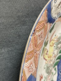 Un plat en porcelaine de Chine famille verte &agrave; d&eacute;cor d'une carpe, Kangxi