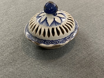 Une th&eacute;i&egrave;re couverte en porcelaine de Chine en bleu et blanc &agrave; double paroi ajour&eacute;e, &eacute;poque Transition