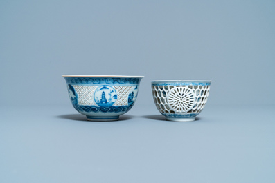 Deux bols ajour&eacute;s en porcelaine de Chine en bleu et blanc, &eacute;poque Transition et Kangxi