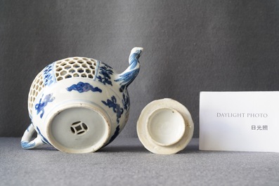 Une th&eacute;i&egrave;re couverte en porcelaine de Chine en bleu et blanc &agrave; double paroi ajour&eacute;e, &eacute;poque Transition