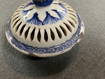 Une th&eacute;i&egrave;re couverte en porcelaine de Chine en bleu et blanc &agrave; double paroi ajour&eacute;e, &eacute;poque Transition