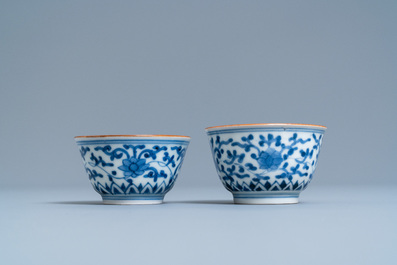 Une paire de bols en porcelaine d'Arita en bleu et blanc et une paire de coupes &agrave; fond c&eacute;ladon, Japon, Edo, 18/19&egrave;me