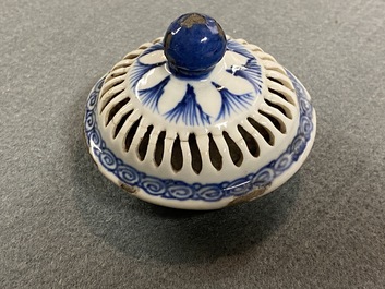 Une th&eacute;i&egrave;re couverte en porcelaine de Chine en bleu et blanc &agrave; double paroi ajour&eacute;e, &eacute;poque Transition