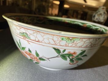 Un bol en porcelaine de Chine famille verte &agrave; d&eacute;cor de fleurs, Kangxi